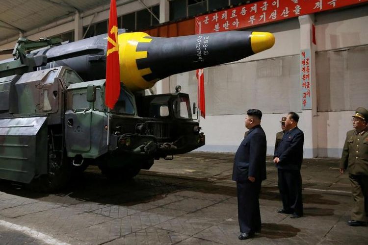 Pemimpin Korea Utara Kim Jong Un tengah memeriksa sebuah rudal balistik antarbenua (ICBM) Hwasong-12.