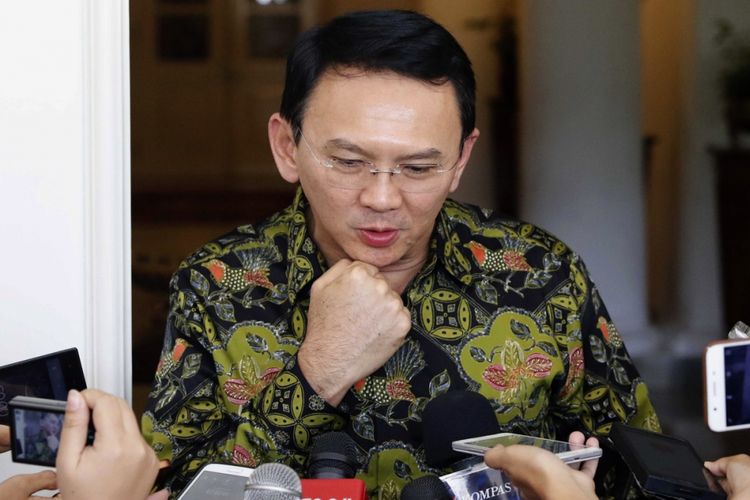 Gubernur DKI Jakarta Basuki Tjahaja Purnama atau Ahok memberikan keterangan pers di Balai Kota, Jakarta Pusat, Kamis (20/4/2017). Pada sidang tuntutan hari ini, Jaksa Penuntut Umum menyatakan Ahok bersalah dalam kasus dugaan penodaan agama dan dipidana 1 tahun penjara dengan masa percobaan 2 tahun.