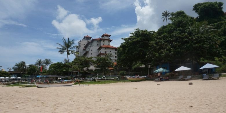 Perahi nelayan yang di parkir di pantai sawangan Nusa Dua Bali 