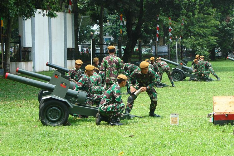 Prajurit TNI Yon Yon Armed 7/105 GS Bekasi melaksanakan gladi resik untuk menyambut kedatangan Raja Arab Saudi Raja Salman bin Abdulaziz Al Saud di Istana Bogor, Sabtu (25/2/2017).