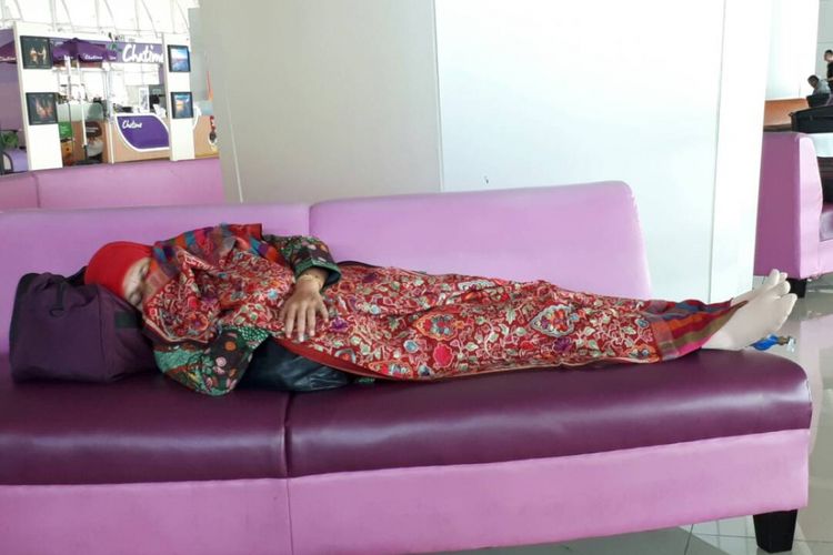 Khofifah tampak tertidur pulas tanpa melepaskan kaus kakinya dengan ditutupi kain panjang bermotif batik, di Bandara Internasional Juanda, Surabaya, Jawa Timur, Minggu (11/6/2017). 