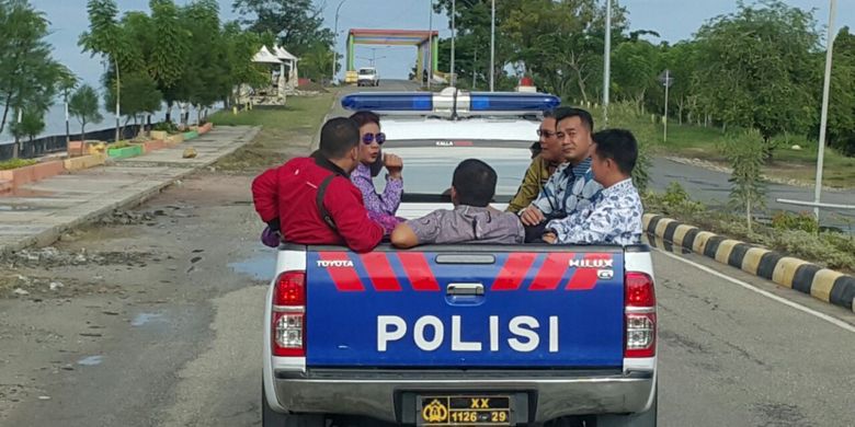 Menteri Kelautan dan Perikanan Susi Pudjiastuti bersama Bupati Kolaka Ahmad Safei, dan sejumlah pegawai KKP saat berada di mobil pikap polisi.