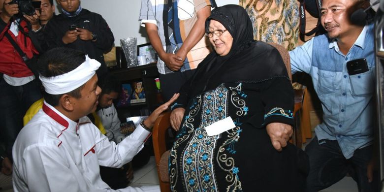 Siti Rokayah (85), yang digugat anaknya Rp 1,8 miliar ke Pengadilan ditemui langsung Bupati Purwakarta Dedi Mulyadi di rumah anak bungsunya di kawasan Garut Kota, Sabtu (25/3/2017).