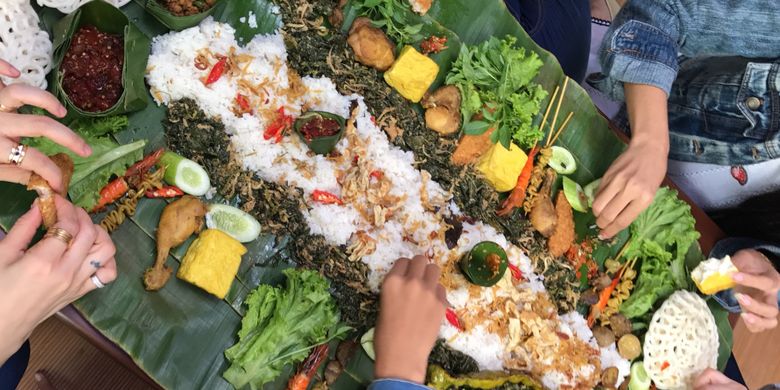 Nasi liwet yang dimakan bersama-sama, dalam adat sunda biasa disebut bancakan.(Arsip Dapur Neng Epoy)