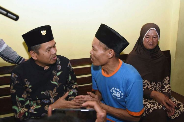 Bupati Purwakarta Dedi Mulyadi saat menengok Didin di ruang tahanan Polres Cianjur, Sabtu (20/5/2017). Didin ditangkap karena mengambil cacing.