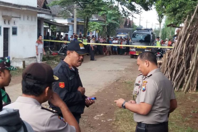 Jajaran Polres Malang saat mengamankan lokasi ancaman teror bom di Desa Ganjaran, Kecamatan Gondanglegi, Kabupaten Malang, Jumat (9/6/2017)