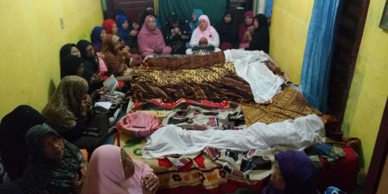 Jenazah satu keluarga yang dibunuh rencananya akan dimakamkan hari ini, Senin (10/4/2017). Puluhan kerabat tampak menangis sembari memanjatkan doa di hadapan masing-masing jenazah.