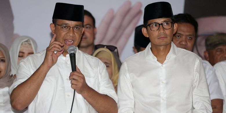 Calon gubernur dan wakil gubernur DKI Jakarta nomor urut 3, Anies Baswedan-Sandiaga Uno memberi sambutan di Kantor DPP Partai Gerindra, Jakarta Selatan, Rabu (19/4/2017). Quick count lembaga survei untuk putaran kedua Pilkada DKI Jakarta mengunggulkan pasangan ini atas Basuki Tjahaja Purnama-Djarot Saiful Hidayat.