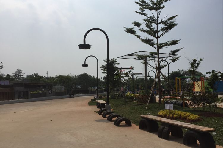 
Suasana Taman Gajah Tunggal di Jalan Perintis Kemerdekaan, Kota Tangerang, Rabu (23/8/2017). Taman yang dibuat dari daur ulang limbah ban ini merupakan kontribusi dari PT Gajah Tunggal selaku perusahaan yang memproduksi ban, di mana perusahaan tersebut berbasis di Tangerang. 