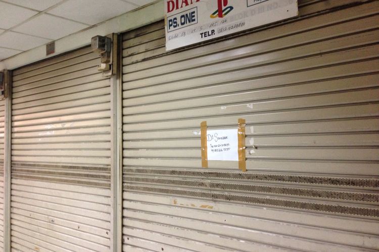 Sebuah kertas bertuliskan disewakan ditempel di depan pintu sebuah kios di lantai 5 Pasar Glodok.