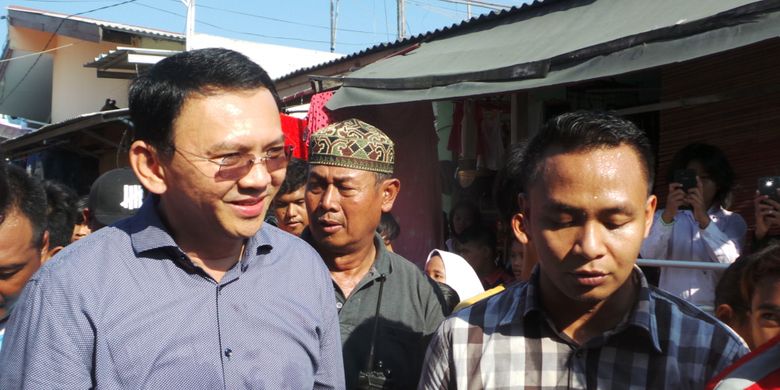 Calon gubernur DKI Jakarta Basuki Tjahaja Purnama atau Ahok saat mengunjungi warga di Koja, Jakarta Utara, Jumat (24/3/2017).