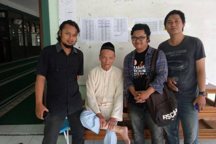 Mantan Ketua Pimpinan Pusat Muhammadiyah, Ahmad ‘Buya’ Syafii Maarif, berpose bersama sejumlah orang yang menemuinya pada hari ulang tahunnya ke-82 setelah shalat di Masjid Nogotirto, Perumahan Nogotirto Elok II, Kecamatan Gamping, Kabupaten Sleman, DI Yogyakarta, Rabu (31/5/2017).