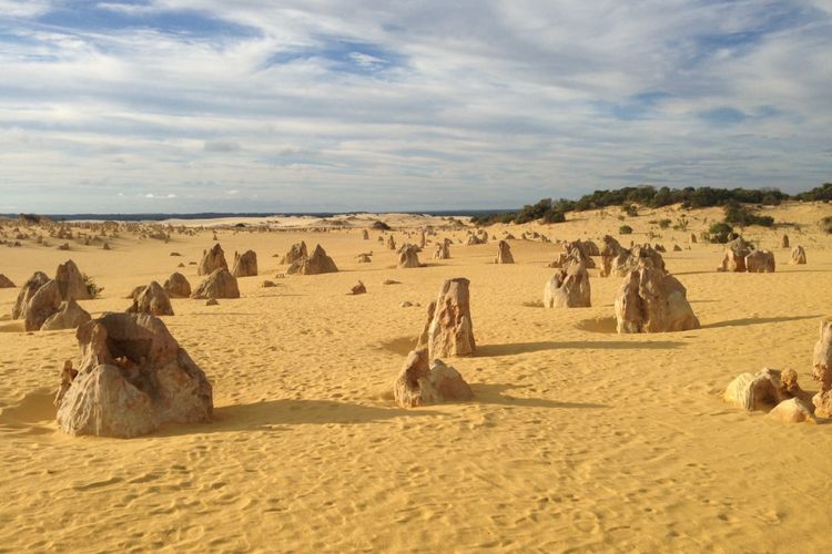 Batuan-batuan berukuran kecil yang menghiasi pemandangan di The Pinnacles, Taman Nasional Nambung, Australia Barat, Jumat (08/9/2017).