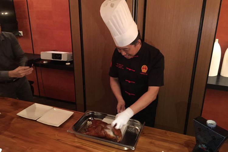


Chef Yuan Chaoying dari Kerry Hotel Beijing memperkenalkan Bebek Peking Ya Yuan di JIA, restoran China kontemporer di Shangri-La Hotel Jakarta, Rabu (29/11/2017).(KOMPAS.COM/ANGGITA MUSLIMAH)