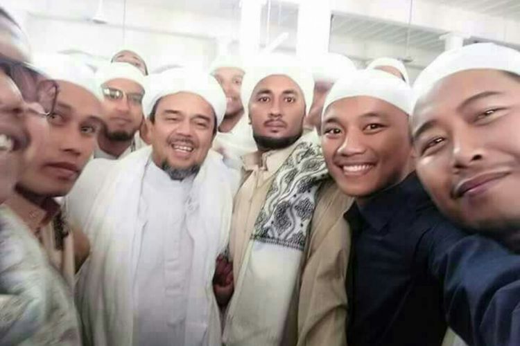 Kegiatan Rizieq Shihab yang berlebaran di Yaman. (dok. Kapitra Ampera) 