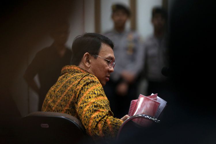 Terdakwa kasus dugaan penodaan agama, Basuki Tjahaja Purnama atau Ahok mengikuti sidang di Pengadilan Negeri Jakarta Utara di Auditorium Kementerian Pertanian, Jakarta Selatan, Selasa (25/4/2017). Sidang kali ini dengan Basuki Tjahaja Purnama membacakan pledoi atau pembelaannya. POOL/KOMPAS IMAGES/KRISTIANTO PURNOMO