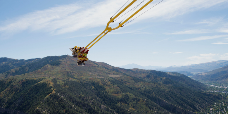 

Ayunan ekstrim, Giant Canyon Swing, Glenwood Springs, Amerika Serikat.Ayunan ekstrim, Giant Canyon Swing, Glenwood Springs, Amerika Serikat.(//www.glenwoodcaverns.com)