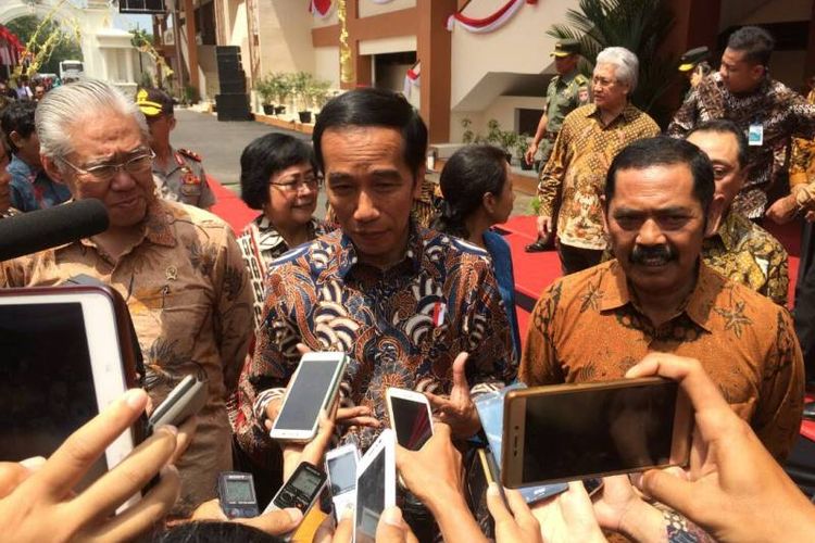 Presiden RI Joko Widodo saat meresmikan Pasar Klewer di Solo, Jumat (21/4/2017).
