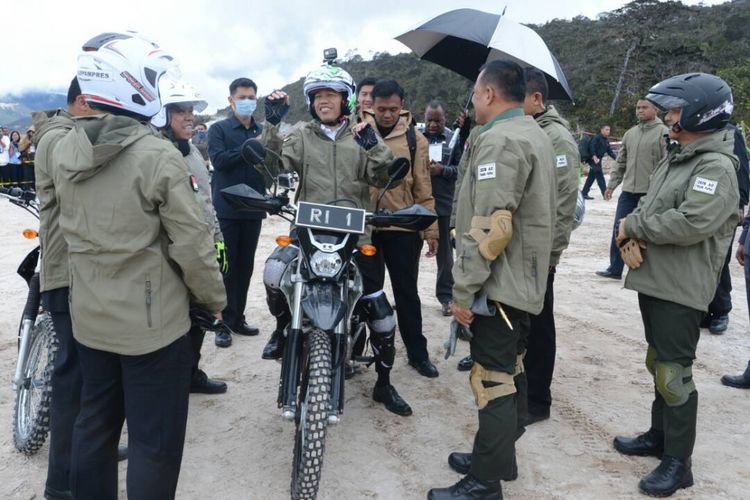 Presiden Joko Widodo saat sedang bersiap-siap menaiki motor trail. Presiden ingin menjajal salah satu ruas pengerjaan jalan Trans Papua, Rabu (10/5/2017).
