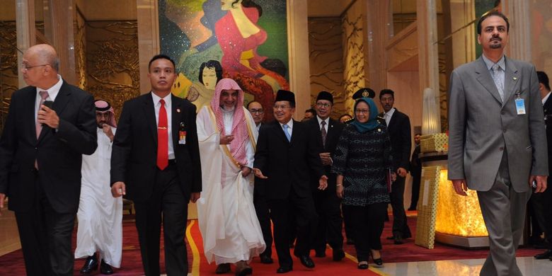 Wakil Presiden Jusuf Kalla dan Raja Arab Saudi Salman bin Abdulaziz al-Saud saat berjalan di lobi Hotel Raffles, Jakarta, Jumat (3/3/2017) malam.