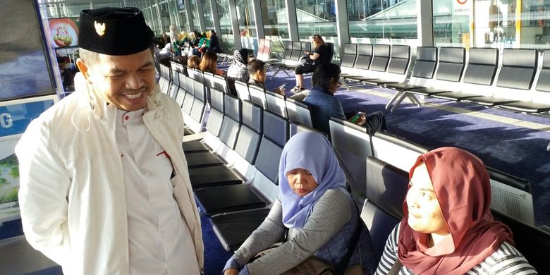 Bupati Purwakarta Dedi Mulyadi bercengkrama dengan kedua TKW sesaat akan menaiki pesawat tujuan Jakarta di Bandara Malaysia.