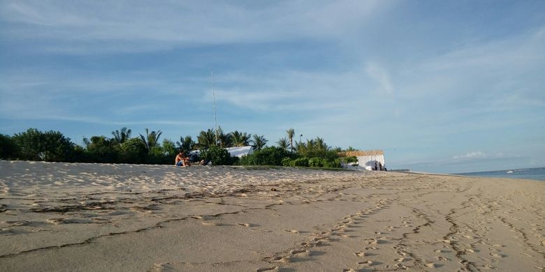 Bambu ditutup kain putih sebagi pembataa kain putih di Pantai Geger Nusa Dua Bali tepat di belakang St Regia tempat Raja Salman menginap selama berlibur di Bali