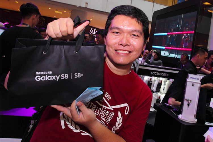 Ini Dia Pembeli Pertama Galaxy S8 di Jakarta, Antre Sejak Pukul 5 Pagi