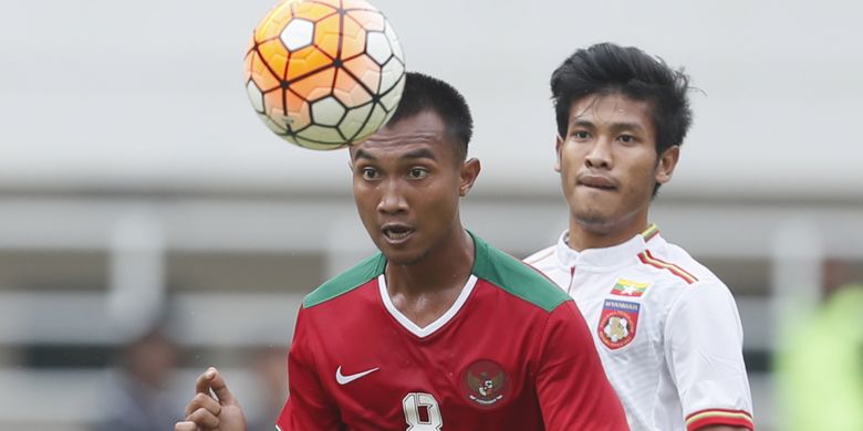 Gelandang tim nasional Indonesia, Muhammad Hargianto, berhasil menguasai bola dalam laga persahabatan melawan Myanmar di Stadion Pakansari, Cibinong, Selasa (21/3/2017).