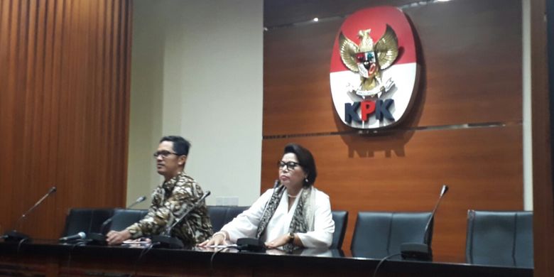 Juru Bicara KPK Febri Diansyah dan Wakil Ketua KPK Basaria Pandjaitan dalam jumpa pers di gedung KPK, Kuningan, Jakarta, Rabu (10/1/2018). 