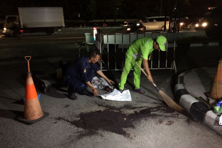 Tempat perampokan dan penembakan terhadap Davidson Tantono (30) di SPBU Daan Mogot, Jakarta Barat, tengah dibersihkan pada Jumat (9/6/2017) malam. Davidson dirampok sekelompok orang dan ditembak di kepala hingga tewas.
