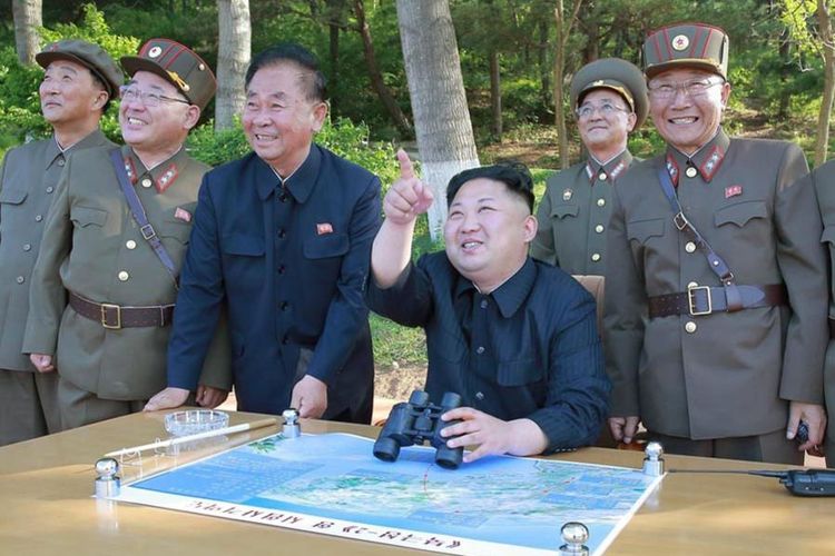 Pemimpin muda Korea Utara yang ambisius, Kim Jong Un, memimpin pengunjian sistem anti-pesawat terbang terbaru, Sabtu (28/5/2017).