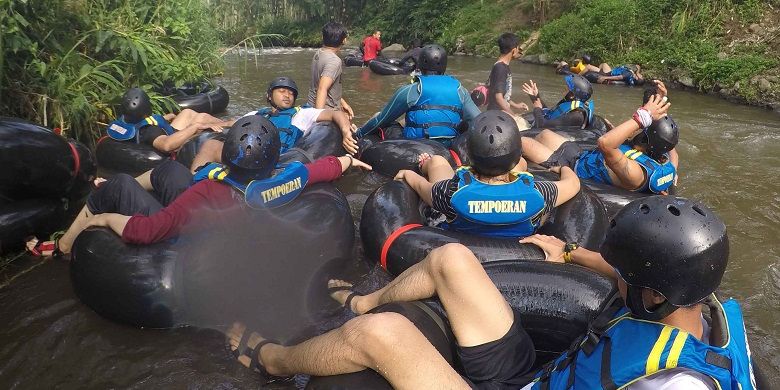 Rekan-rekan jurnalis dari Jakarta menikmati river tubing Sungai Tempuran di Desa Tempuran, Kecamatan Senduro, Kabupaten Lumajang, Jawa Timur, Selasa (12/4/2017). Sungai Tempuran menawarkan pengalaman river tubing sejauh empat kilometer dengan jeram-jeram yang menantang.Rekan-rekan jurnalis dari Jakarta menikmati river tubing Sungai Tempuran di Desa Tempuran, Kecamatan Senduro, Kabupaten Lumajang, Jawa Timur, Selasa (12/4/2017). Sungai Tempuran menawarkan pengalaman river tubing sejauh empat kilometer dengan jeram-jeram yang menantang.