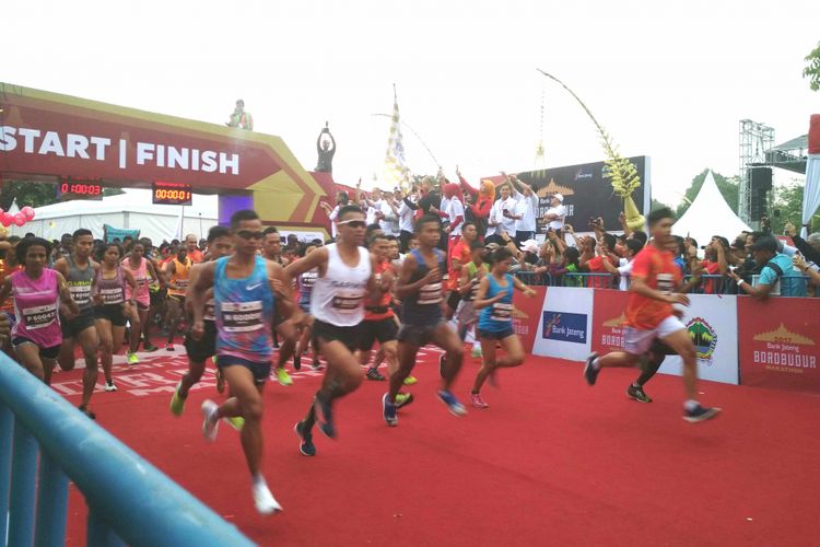 Ribuan peserta Bank Jateng Borobudur Marathon (BJBM) 2017 start pukul 05.00 WIB, di Candi Borobudur, Magelang, Minggu (19/11/2017).