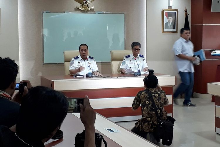 Sekretaris Jenderal Kementerian Perhubungan Sugihardjo (kiri) dan Direktur Angkutan dan Multimoda Dirjen Hubdar Kemenhub Cucu Mulyana (kanan) saat konfrensi pers di Kantor Kemenhub RI, Jakarta Pusat. Senin (1/5/2017).