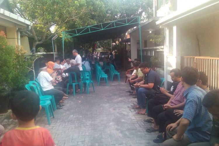 Kediaman rumah duka dosen Undip Semarang Agus Bambang, salah satu korban yang tewas dalam kecelakaan Kereta Api vs Avanza di Kabupaten Grobogan, Sabtu (20/5/2017).