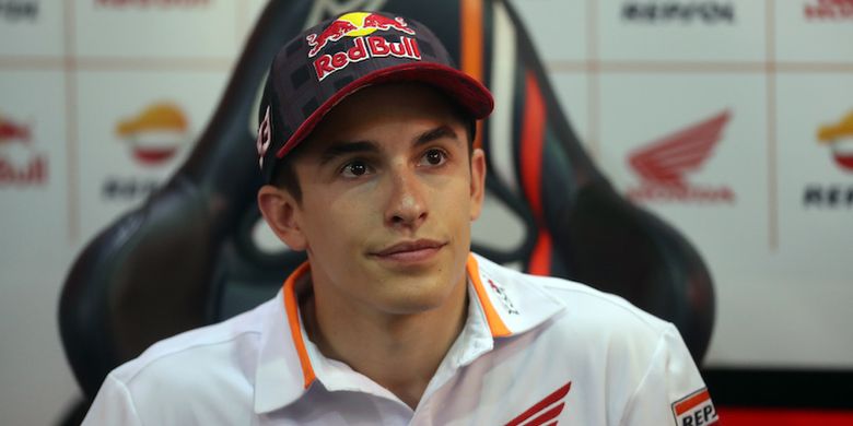 Pebalap Repsol Honda Team asal Spanyol, Marc Marquez, menunggu di paddock Sirkuit Internasional Sirkuit pada hari ketiga GP Qatar, Sabtu (25/3/2017).