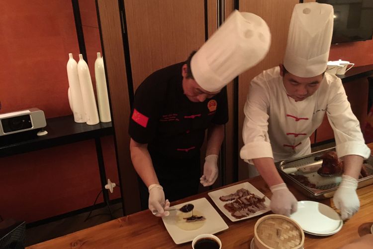 


Chef Yuan Chaoying dari Kerry Hotel Beijing, perkenalkan Bebek Peking Ya Yuan di JIA, restoran China kontemporer di Shangri-La Hotel Jakarta, Rabu (29/11/2017).(KOMPAS.COM/ANGGITA MUSLIMAH)