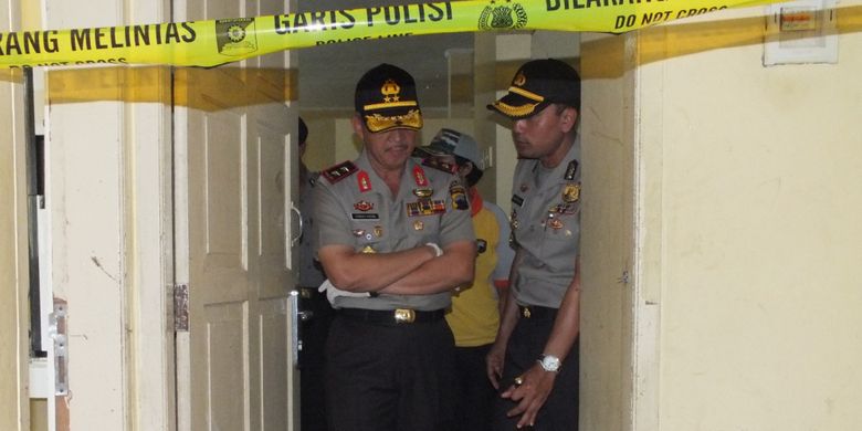 Kapolda Jateng Irjen Pol Condro Kirono (kanan) dan Kapolres Magelang AKBP Hindarsono saat olah TKP di Barak SMA Taruna Nusantara, Jumat (31/3/2017)