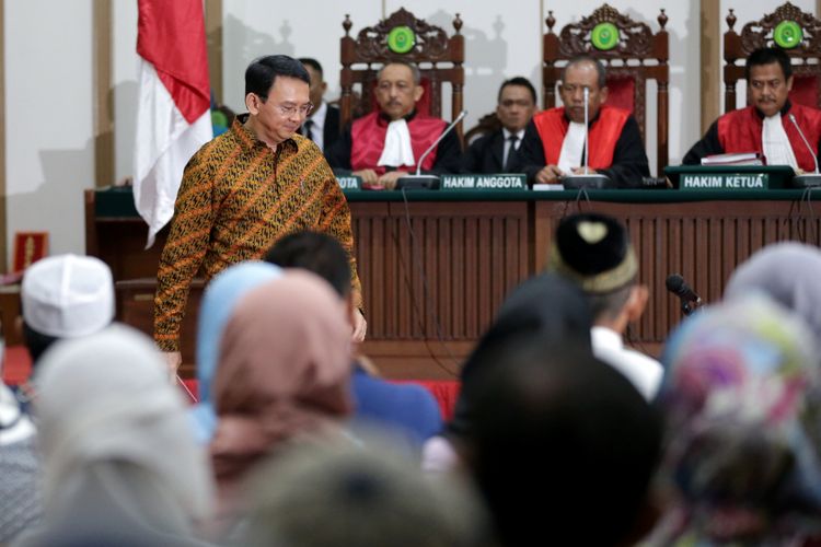 Terdakwa kasus dugaan penodaan agama, Basuki Tjahaja Purnama atau Ahok mengikuti sidang di Pengadilan Negeri Jakarta Utara di Auditorium Kementerian Pertanian, Jakarta Selatan, Selasa (25/4/2017). Sidang kali ini dengan Basuki Tjahaja Purnama membacakan pledoi atau pembelaannya. POOL/KOMPAS IMAGES/KRISTIANTO PURNOMO