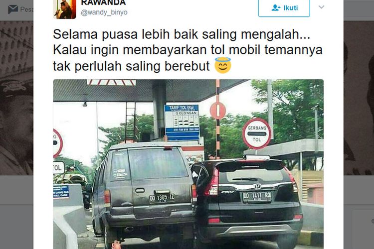 Dua mobil tampak seperti sedang berebut masuk pintu tol di Makassar.