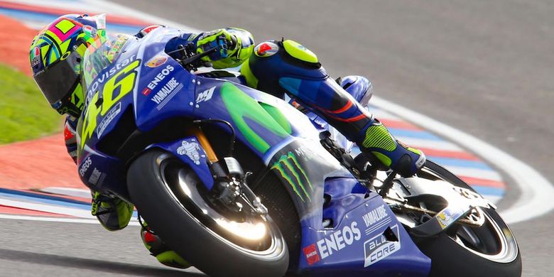 Pebalap Movistar Yamaha MotoGP asal Italia, Valentino Rossi, memacu motornya pada sesi latihan bebas kedua GP Argentina di Autodromo Termas de Rio Hondo, Jumat (7/4/2017).