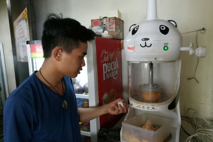 
Mesin es serut yang digunakan untuk membuat manggo snow ice, atau es serut krim mangga.(KOMPAS.COM / MUHAMMAD IRZAL ADIAKURNIA)