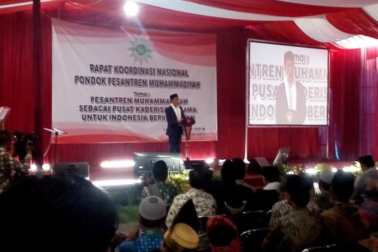 Presiden Joko Widodo saat membuka Rakornas Pondok Pesantren Muhammadiyah seluruh Indonesia di Pontren Arul Arqam Garut, Selasa (17/10/2017).