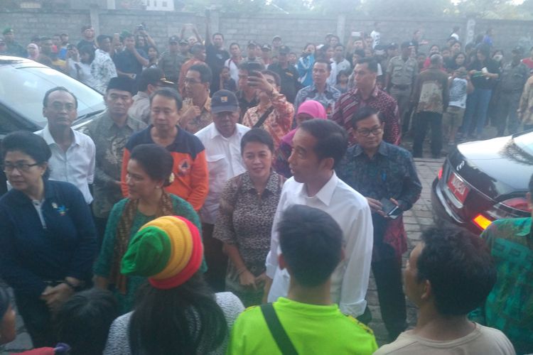 Presiden RI Joko Widodo menyapa pengungsi gunung Agung di GOR Swecapura, Klungkung, Bali.