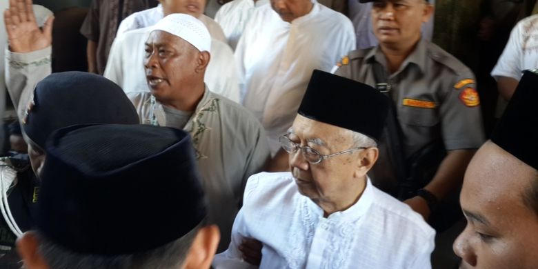 Pengasuh Pondok Pesantren Tebuireng KH Salahuddin Wahid usai menshalatkan jenazah KH Hasyim Muzadi di Masjid Al-Ghozali Pondok Pesantren Al-Hikam Kota Malang, Kamis (16/3/2017)