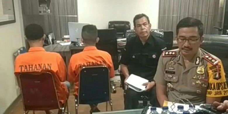 Ruby Pegi Prima alias Pendi (26), tersangka pengeroyok pendukung Ahok (kiri), tanya jawab dengan Wakapolres Metro Jakarta Barat AKBP Adex Yudiswan, membantah menerima perlakuan diskriminatif selama di tahanan, Senin (20/3/2017).