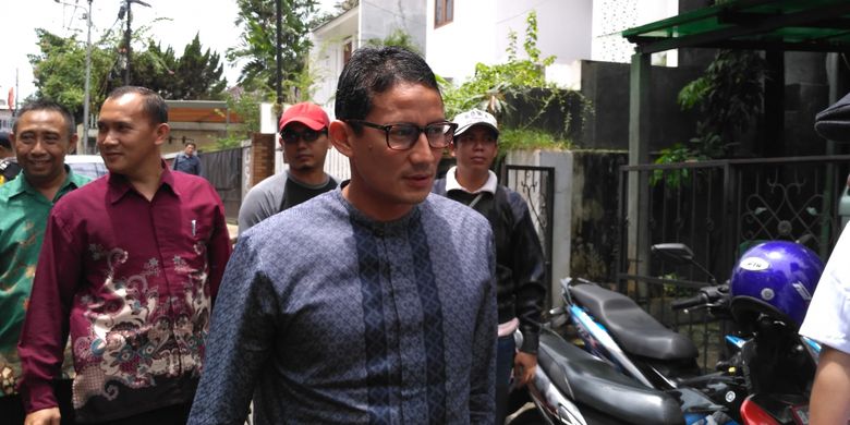 Calon wakil gubernur DKI Jakarta Sandiaga Uno saat menghadiri pelatihan OK-OCE tentang make up dan kecantikan di Mampang, Jakarta Selatan, Rabu (22/3/2017).