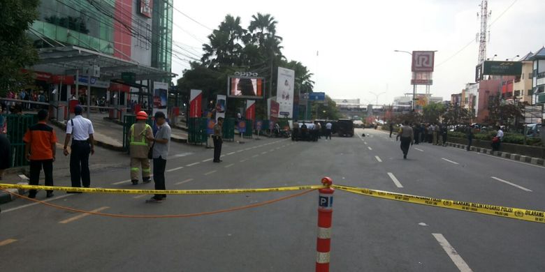
Suasana di sekitar lokasi penemuan tas mencurgakan, di Depok, Jawa Barat, Senin (3/7/2017)