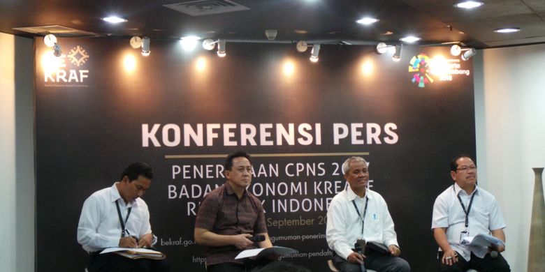 Konferensi pers Badan Ekonomi Kreatif soal penerimaan CPNS. Dalam foto tersebut terdapat Kepala Bekraf Triawan Munaf (pakai batik) dan Sekretaris Utama Bekraf Mesdin Cornelius Simarmata (kiri Triawan), di Kementerian BUMN, Jakarta Pusat, Senin (11/9/2017).  (Kompas.com/ Kurnia Sari Aziza)