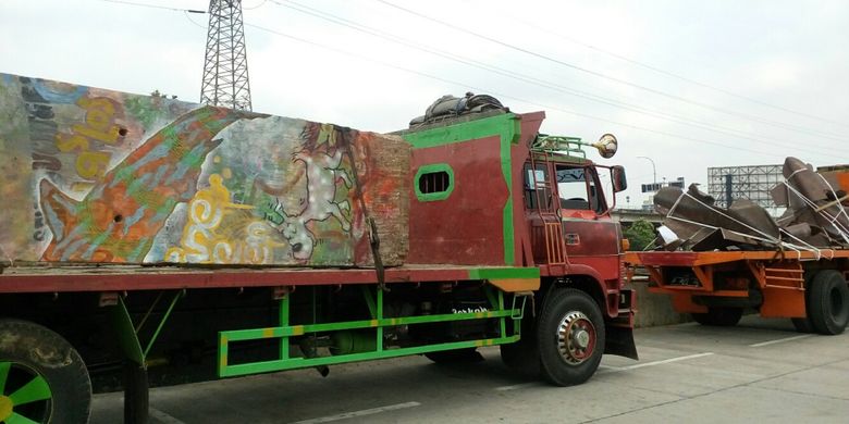 Pecahan tembok Berlin tiba di RPTRA Kalijodo, Selasa (26/9/2017).